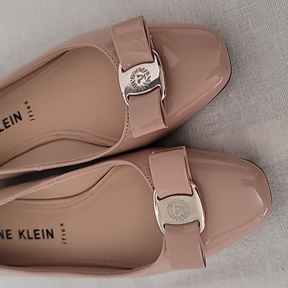 NWOT Anne Klein iflex Collette Tan Patent Leather Casual/Formal Bow Loafer - Picture 3 of 5